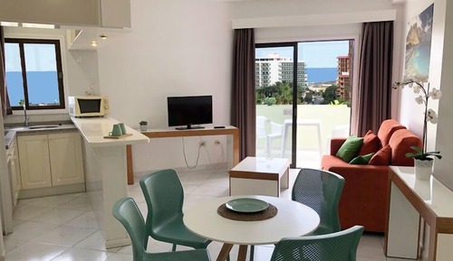 Apartamento, 2 habitaciones, vista a la calle