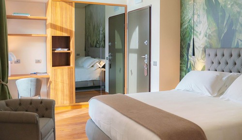 Junior Suite, Lake View, Annex Building (in grotta)