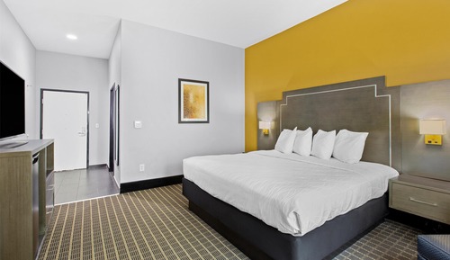 Standard Room, 1 King Bed, Accessible, Refrigerator & Microwave