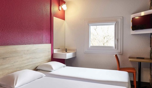 Room (Tandem)