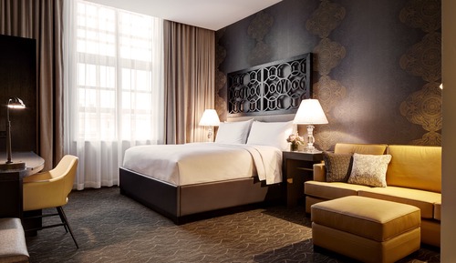Deluxe King Interior Facing Mobility-Accessible Guest Room With Roll-in Shower