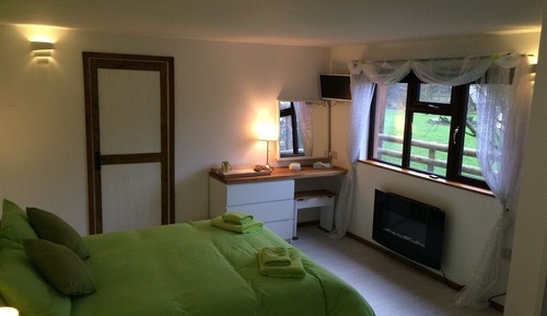 Family Room, Ensuite, Garden View (Shower)