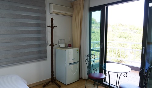 Room (9 PY)