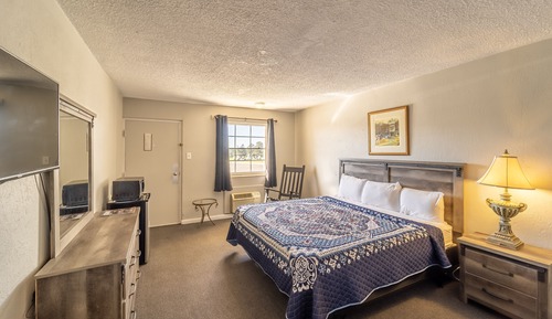 1 King Bed, Ground Level