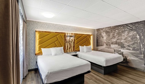 Suite, Non Smoking, Mountain View (Jetted Tub, 2 King Beds)