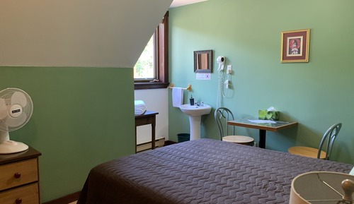 Standard Room, 1 Queen Bed