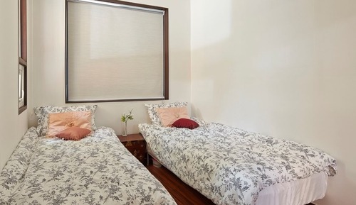 Twin Room B (202)