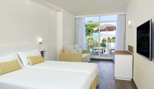 Family Room (Solarium , 2 adults + 2 children)