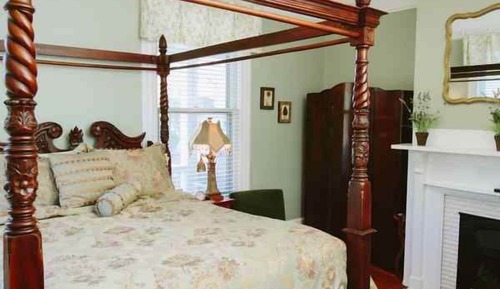 Room, 1 Queen Bed, Fireplace (Iron Horse Room)