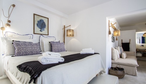 Deluxe Suite, 1 Queen Bed with Sofa bed