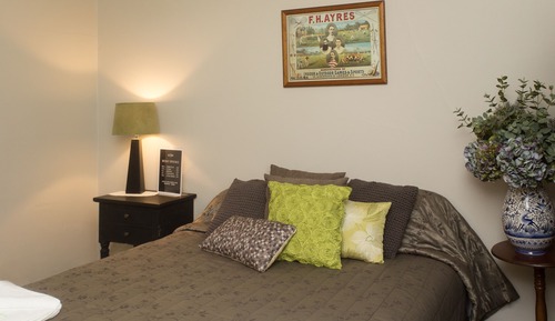Standard Room, 1 Queen Bed, Shared Bathroom