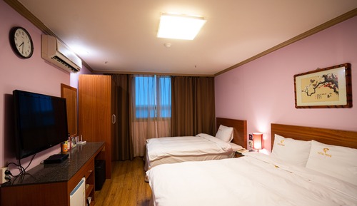 Deluxe Twin Room (Breakfast for 2, Free Netflix+Youtube)
