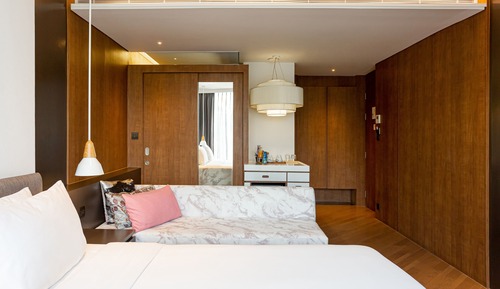 Deluxe Room, Corner