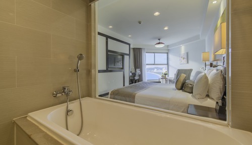 Deluxe Queen Ocean View