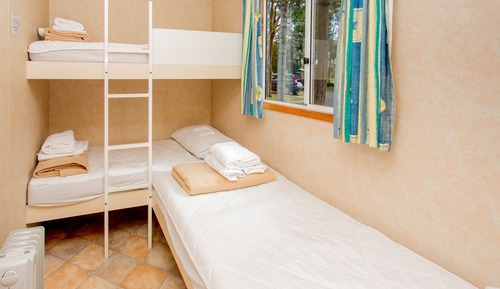 Small Family Cabin - 1 Queen, 1 Bunk and 1 Single