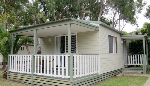 Large Family Cabin - 1 Queen, 1 Bunk and 1 Single