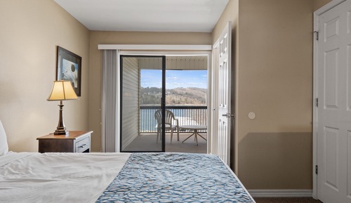 2 - BD Lakefront Deluxe Suite Unit 315