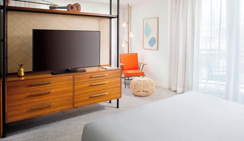 Suite, 1 King Bed, Non Smoking, Balcony (Corner)