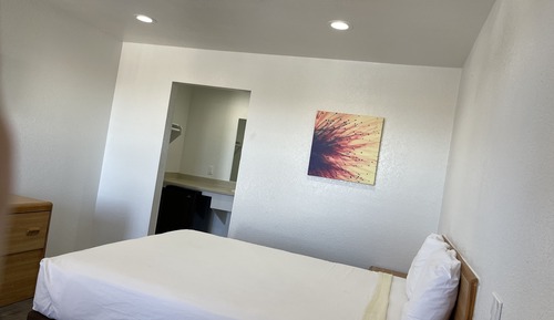 Basic Room, 1 Queen Bed, Non Smoking, Refrigerator