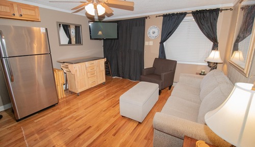 Condo (Renovated Close to village & lift Gat)