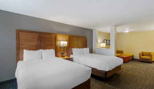 Suite, Multiple Beds, Non Smoking (Shower, 2 Queen & 2 Person Sofa Bed)