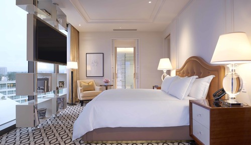 Junior Suite, 1 King Bed, Corner (Deluxe, High Floor)