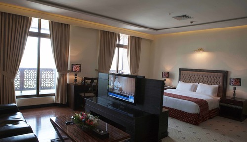 Deluxe Suite, 1 King Bed, Smoking