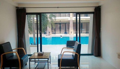 Deluxe Pool Access, Twin Bed