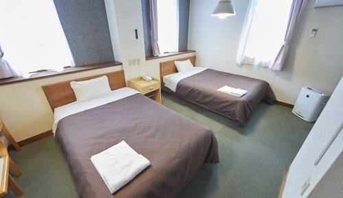 Twin Room, Smoking