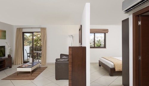 Family Room (2 Adults + 2 Children)
