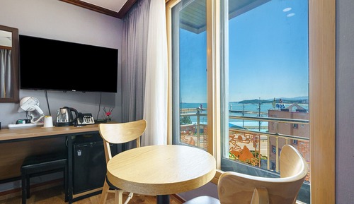 Room, Partial Ocean View
