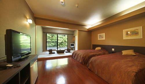 Modern twin room with tatami area