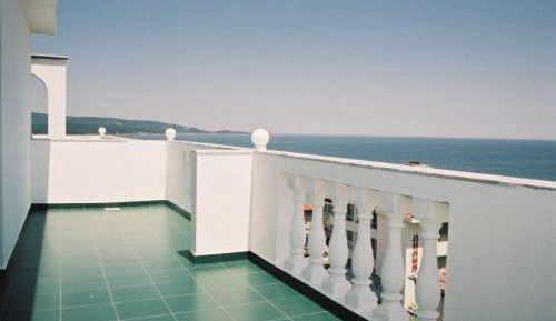 One-Bedroom Suite with Balcony