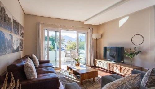 Apartment with Mountain View