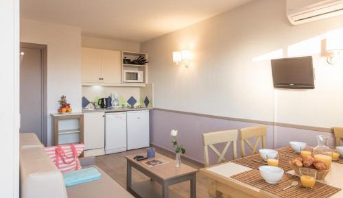 Studio with Sleeping Alcove and Air Conditioning (4 People)