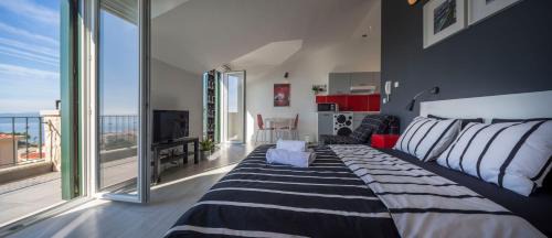 Studio Apartment with Balcony and Sea View