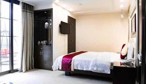 Business Queen Room