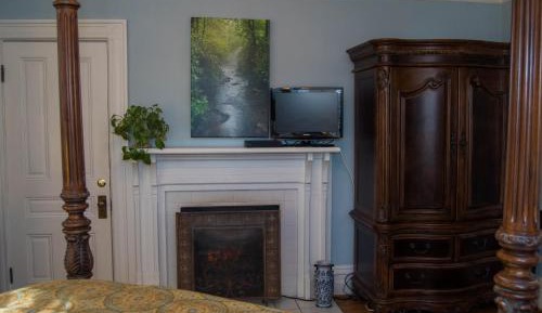 Queen Room with Mountain View
