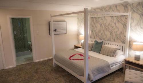 Honeymoon Suite