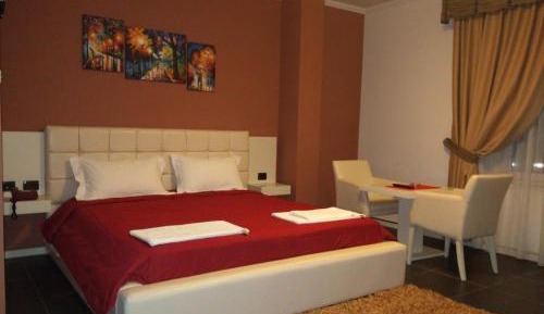 Deluxe Room (2 Adults + 1 Child)
