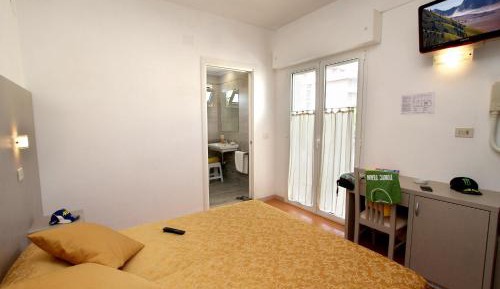 Double Room with Balcony and Lateral Sea View