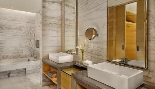 Suite (Complimentary Cocktail Hours - 6 PM to 8 PM, Acess to Club Lounge, Complimentary Buffet Breakfast & One way Airport transfers)