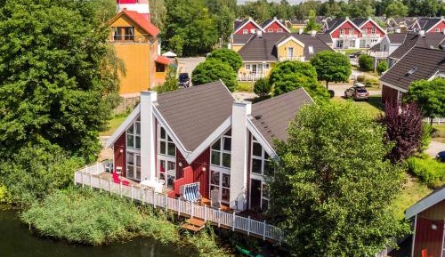 Ferienhaus mit Wasserterrasse (6 Erwachsene + 2 Kinder)