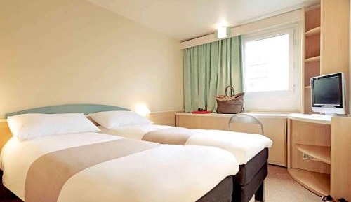 Standard Room with 1 Double and 1 Single Bed