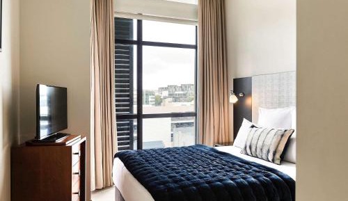 One-Bedroom Queen Suite with City View