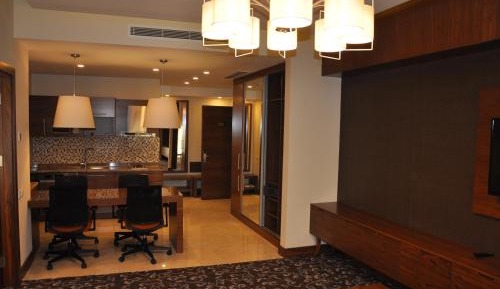 Deluxe Queen Suite