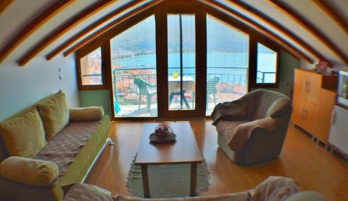 Apartment with Balcony and Lake View (3 Adults)