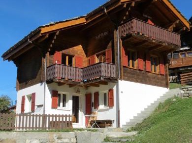 Three-Bedroom Apartment with Mountain View