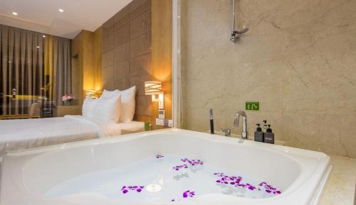 Premium Double Bathtub with Window