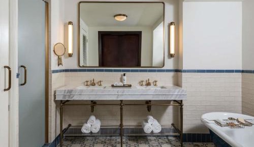 Junior Queen Suite with Historic City View